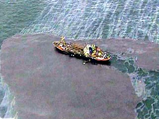 Еще одно нефтяное пятно из затонувшего танкера "Престиж" достигло побережья Галисии в районе Коста-де-ла-Муэрте