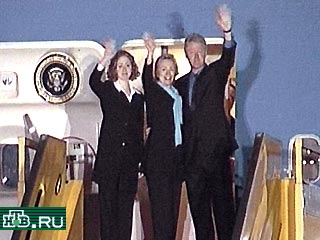 Действующий президент США Билл Клинтон, администрация которого "дорабатывает" свои последние дни в Белом доме, поздравил сегодня Джорджа Буша с избранием на пост главы американского государства