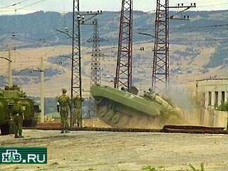 Сегодня первая партия военной техники и вооружений, которые находятся на российской военной базе в Вазиани, расположенной в 30 километрах от Тбилиси, отправляется по железной дороге в Батуми