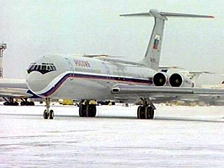 Самолет авиакомпании "Россия", на котором находились члены российской делегации и журналисты, сопровождавшие президента РФ во время его визита в Киргизию, совершил вынужденную посадку в Актюбинске