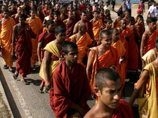 Около 2 тысяч облаченных в оранжевые тоги служителей учения Будды религии из 15 стран мира потребовали прекратить террор на планете