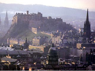 Мощный пожар угрожает историческим памятникам Эдинбурга
