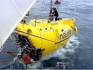 Французские подводники, обследовавшие судно с помощью батискафа "Наутилус", обнаружили, что корпус нефтеналивного судна подвергся значительной деформации