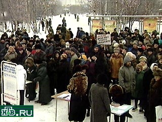 Сегодня в центре Мурманска продолжится организованный областным советом профсоюзов митинг протеста против принятия правительственного варианта нового Кодекса о труде, который собрал накануне в центре Мурманска более тысячи человек