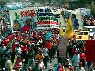 Работники авиалиний и моряки присоединились к забастовке, которая продолжается уже больше недели и привела к сокращению экспорта нефти из страны. Бастующие требуют отставки президента страны Уго Чавеса