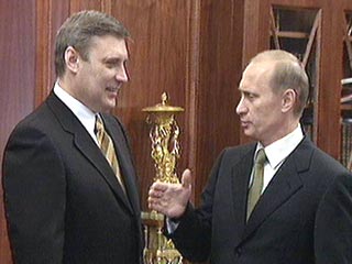 Президент России Владимир Путин поздравил премьер-министра Михаила Касьянова с днем рождения и подарил ему лыжи