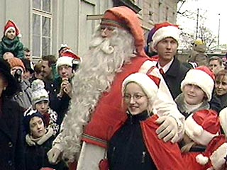 В Великобритании Санта-Клаусы попали под надзор - организация Rotary International (социальная организация, которая занимается, в том числе, и подготовкой Санта-Клаусов для рождественских праздников) запретила добровольцам, исполняющим роль рождественског