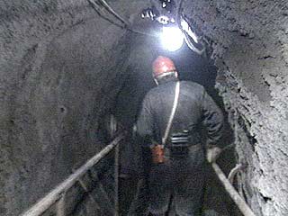 На шахте имени Ленина в Горловке Донецкой области в пятницу в 5:20 по местному времени под завалом на глубине 1080 метров оказались три горняка