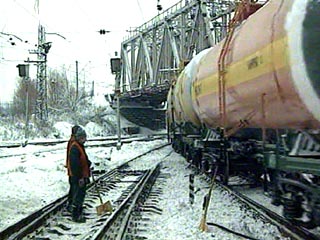 Под Петербургом из цистерны с ракетным топливом выливается токсичная смесь