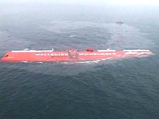 Из машинного отделения затонувшего в Ла-Манше норвежского судна "Триколор" вытекает мазут