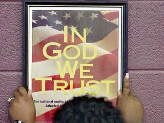 Почтовая служба Соединенных Штатов издала распоряжение, согласно которому плакаты с девизом "In God We Trust" ("Мы верим в Бога") должны быть вывешены во всех 38000 почтовых отделениях США