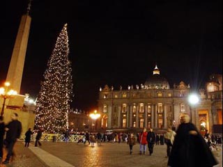 Из года в год одна из стран мира преподносит в дар Святому Престолу рождественскую ель