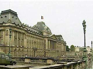 Королевский двор Бельгии объявил о предстоящей 12 апреля 2003 года свадьбе принца Лорана с 28-летней Клэр Комбс, которая после свадебной церемонии будет носить титул бельгийской принцессы