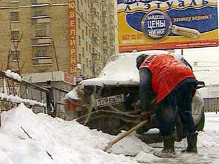 В результате снегопада в столице резко обострилась дорожная обстановка. Как передает РИА "Новости", дороги в Москве занесены снегом, уборочная техника ночью на линии не выходила