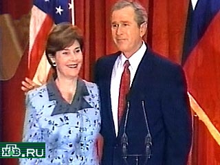В то время как избранный президент Джордж Буш сегодня назначил госсекретарем Колина Пауэлла, в Белом Доме готовятся принять своих будущих хозяев и в том числе супругу нового президента страны Лору Буш