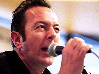 В возрасте пятидесяти лет умер лидер панк-группы The Clash Джо Страммер