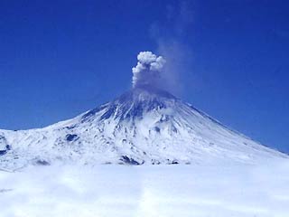 Из кратера вулкана Ключевская Сопка произошел выброс пепла на высоту 4000 метров