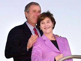 Джордж и Лора Буш разослали 1 млн рождественских и новогодних открыток