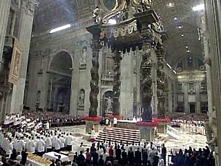 Папа Римский Иоанн Павел II в ночь возглавил в ночь на 25 декабря торжественное богослужение в соборе святого Петра в Риме по случаю Рождества Христова
