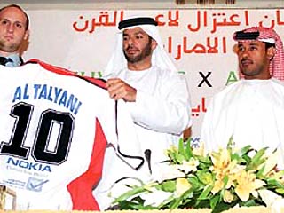 3 января в честь лучшего футболиста Объединенных Арабских Эмиратов 20 века Аднана Ат-Тальяни (в центре) состоится матч между сборной мира и итальянским "Ювентусом"