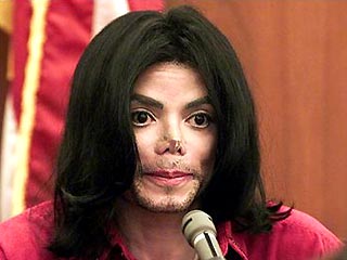 Над Майклом Джексоном кто только не издевался в последнее время, он даже по итогам уходящего года был назван главным неудачником-2002