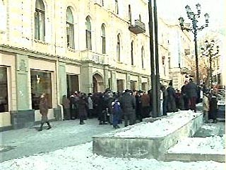 Около 200 многодетных матерей в среду перекрыли автомобильное движение перед зданием мэрии Тбилиси. Требования участников акции сводятся к выдаче городскими властями единовременного пособия к Новому году в размере 200 лари (около 50 долларов)