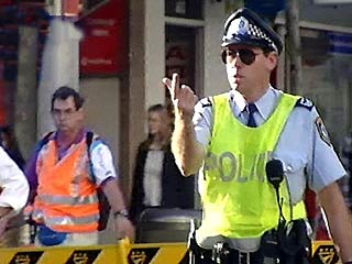 В австралийском городе Мельбурн из-за взрыва в ювелирном магазине были эвакуированы покупатели крупного торгового центра, расположенного на северо-востоке города