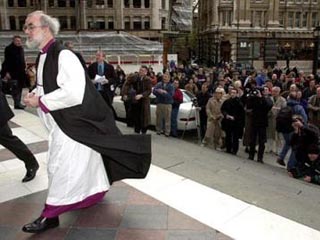 Архиепископ Кентерберийский Роуэн Уильямс, духовный глава Англиканской Церкви, недвусмысленно осудил в четверг "стратегов", призывающих к войне против Ирака, чреватой гибелью безвинных людей