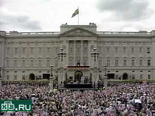 Почти 40 тыс. человек, заполнившие площадь перед воротами Букингемского дворца, восторженно приветствовали королеву-мать, отмечающую сегодня свой сотый день рождения