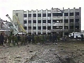 По последним данным, в результате теракта в комплексе правительственных зданий в Грозном в пятницу погибли по меньшей мере 39 человек, 152 ранены