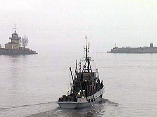 Спасательному судну "Справедливый" удалось взять на буксир терпевший бедствие в Беринговом море траулер "Агинский"