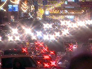 В Санкт-Петербурге вечером в воскресенье прошло красочное новогоднее шествие по центральному проспекту города, во главе которого на санях ехал Дед Мороз. Ударом "волшебного посоха" он зажег праздничную иллюминацию - огни на новогодних елках