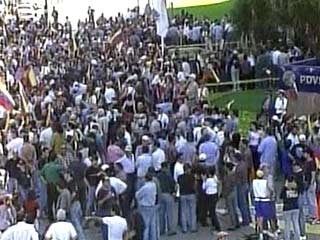 Венесуэльская оппозиция вновь созвала десятки тысяч своих сторонников, которые в воскресенье провели в Каракасе антиправительственную манифестацию и на многие часы блокировали центральный проспект Президенте-Медина