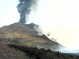 Возобновилось извержение вулкана на итальянском острове Стромболи