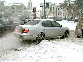Из-за обильных снегопадов в Москве резко осложнилась дорожная обстановка