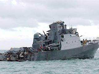 Грузовое судно протаранило военный корабль около берегов Малайзии
