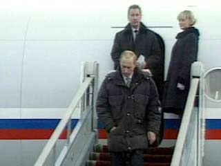 Президент России Владимир Путин, завершив краткую поездку в Уфу, возвратился в Магнитогорск