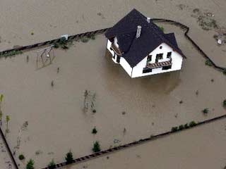 В Чехии и Словакии усиливается наводнение. Уровень воды в северо-чешской реке Лабе поднялся более чем на семь метров