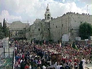 В Вифлееме, в храме Рождества Христова, куда накануне отравился крестный ход из Иерусалима, было совершено всенощное бдение при стечении нескольких тысяч арабов-христиан