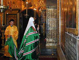 Алексий II совершил праздничное богослужение в Успенском соборе Кремля