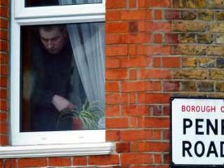 Вооруженный преступник, забаррикадировавшийся 15 дней назад в собственной квартире в Лондоне, снова начал стрелять по полицейским