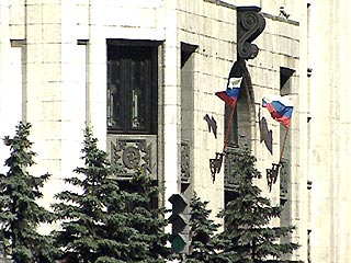 Родственники трех членов экипажа военного вертолета Ми-8МТ, разбившегося в Республике Алтай 7 мая 2002 года, подали судебные иски к Министерству обороны РФ о возмещении морального ущерба