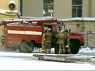 На востоке Москвы горит ангар с ремонтно-эксплуатационной техникой
