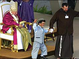 Папа Римский с карликом-циркачем