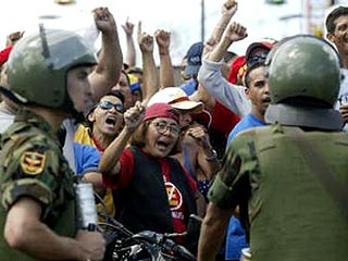 В Венесуэле военные разогнали многотысячную манифестацию