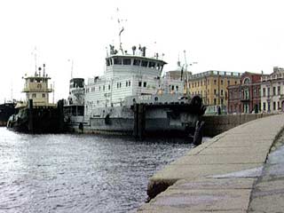 Порт Санкт-Петербурга в связи со сложной ледовой обстановкой объявил о запрете на вход в невскую гавань судам малой мощности и тоннажа