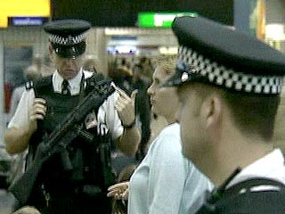 Британская полиция арестовала 15-летнего австралийского подростка в лондонском аэропорту Heathrow в понедельник после того, как он попробовал проникнуть на борт самолета, спрятав фейерверки в свои ботинки