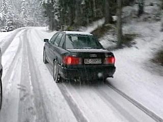 Во многих регионах Германии в понедельник снегопад парализовал движение транспорта