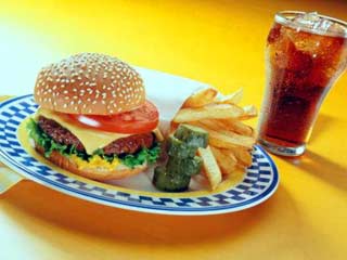 Ресторан "Старая усадьба" в Нью-Йорке выпустил в продажу самый дорогой гамбургер в мире - его стоимость составляет 41 доллар