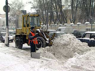 Температура воздуха около нулевой отметки и обильные снегопады последних дней привели к тому, что практически все дороги Москвы покрылись вязкой и скользкой снежной кашей, одинаково опасной как для пешеходов, так и для водителей